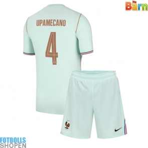 Billiga Frankrike Dayot Upamecano #4 Bortatröja Barn VM 2026 Kortärmad (+ Korta byxor)